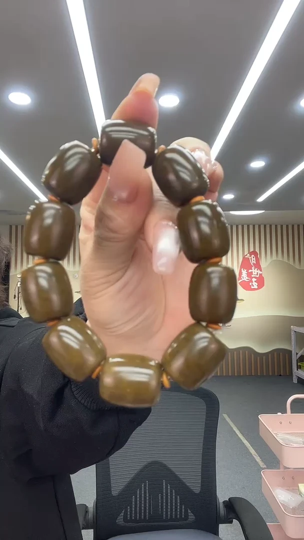 未镶嵌透闪石质玉挂件手串