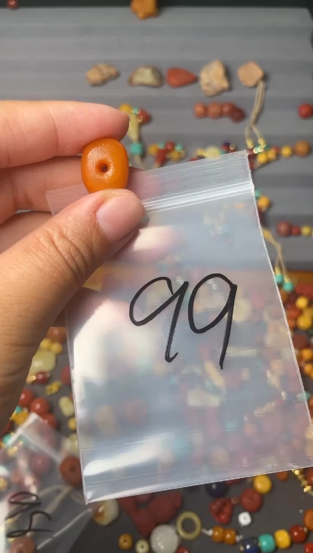 未镶嵌蜜蜡裸石99