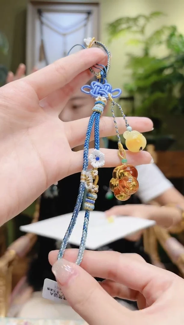 【闪购商品】蜜蜡裸石未镶嵌蜜蜡熊头花珀花蓝绳编挂件