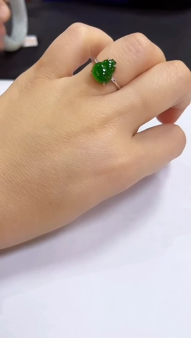 颈饰18K金镶嵌翡翠戒指