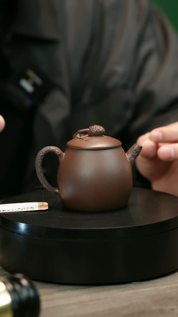 茶壶紫砂?****๛H2366赵信军底槽青堆绘松果