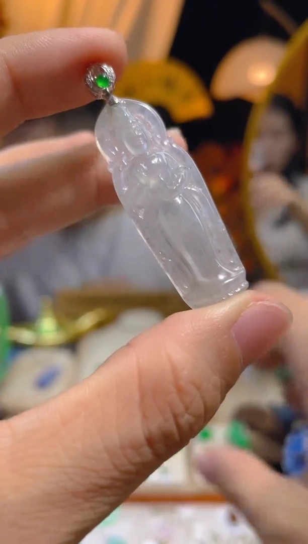 翡翠18K金镶嵌颈饰观音