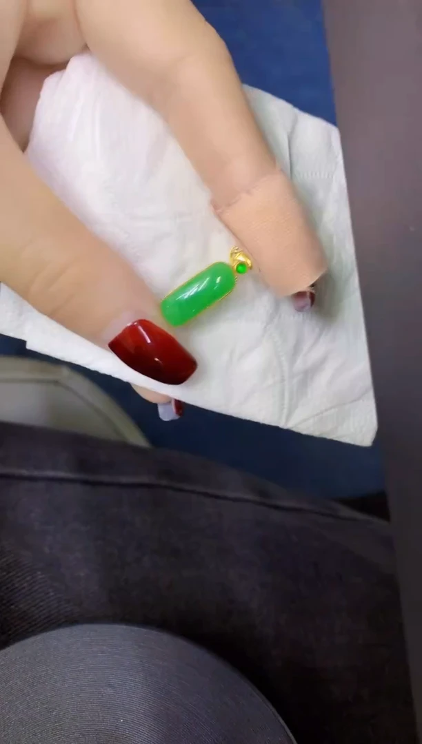 颈饰18K金镶嵌翡翠缅甸天然翡翠A货