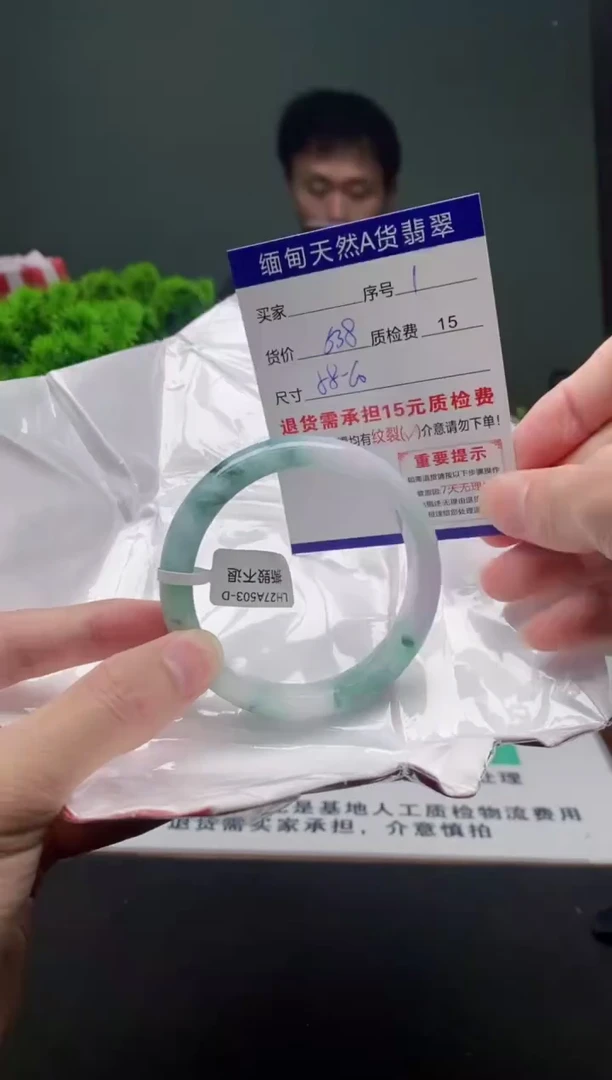翡翠手镯未镶嵌1缅甸天然A货翡翠需包容瑕疵，介意慎拍