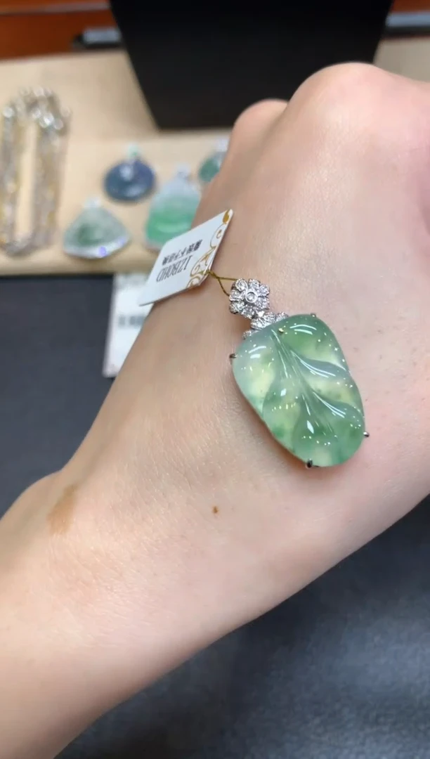 【闪购商品】翡翠颈饰18K金镶嵌叶子【无服务费】