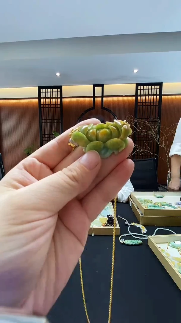 颈饰未镶嵌翡翠吊坠