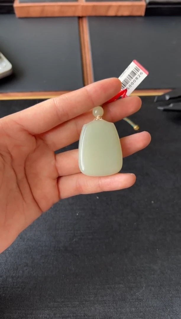 【闪购商品】和田玉吊坠(赠链)未镶嵌且末微色差迪克兰