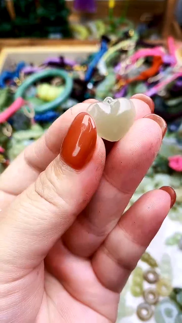 和田玉未镶嵌颈饰吊坠