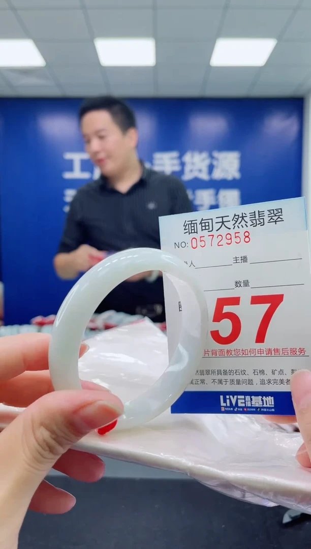 未镶嵌手镯翡翠天然翡翠手镯