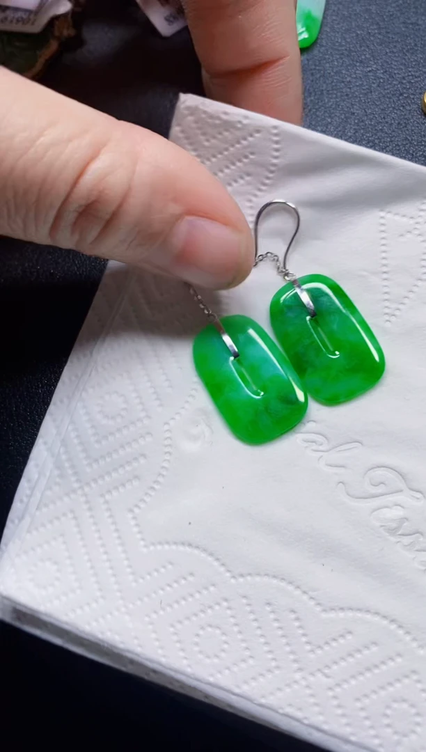 颈饰18K金镶嵌翡翠耳饰