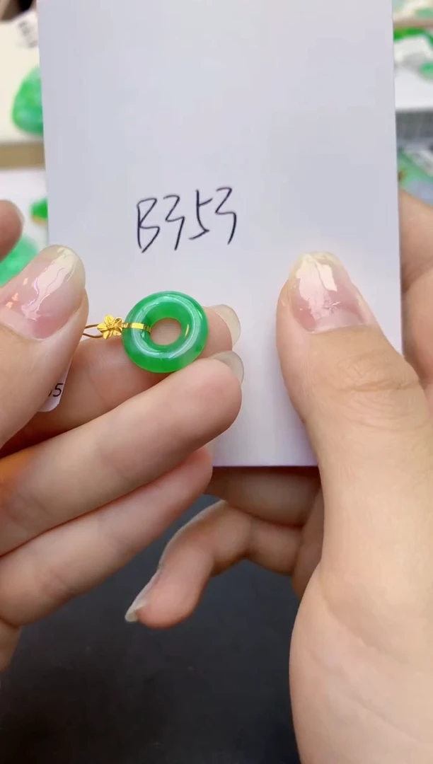 翡翠18K金镶嵌颈饰天然缅甸A货翡翠