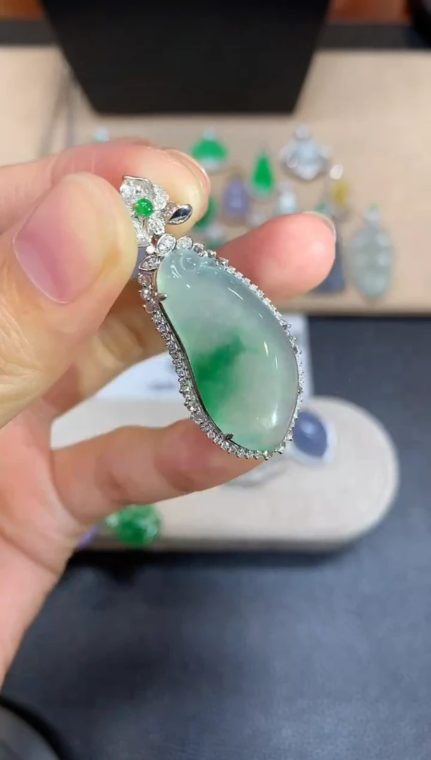 颈饰18K金镶嵌翡翠福瓜【无服务费