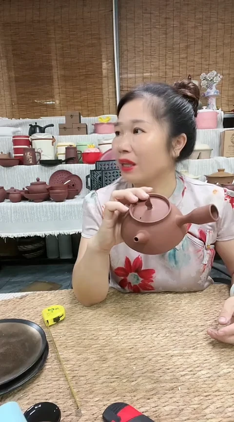 瑕疵紫砂跳跳壶。