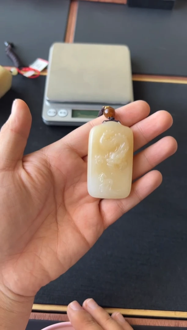 【闪购商品】和田玉吊坠(赠链)未镶嵌且末金山微色差