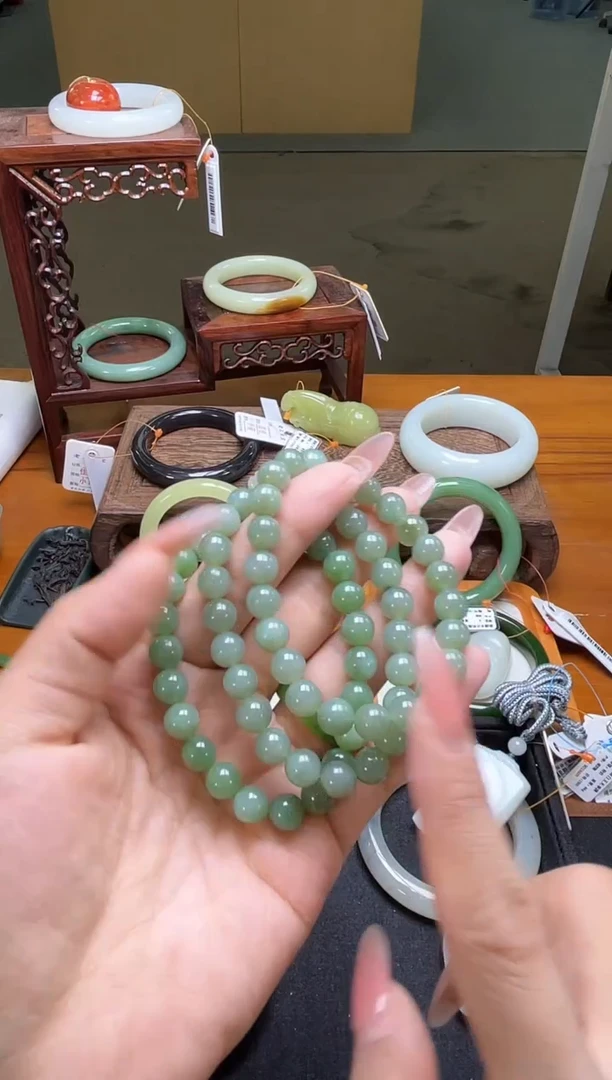 未镶嵌手串和田玉卡8碧玉 圆珠 多样性发一 有瑕疵