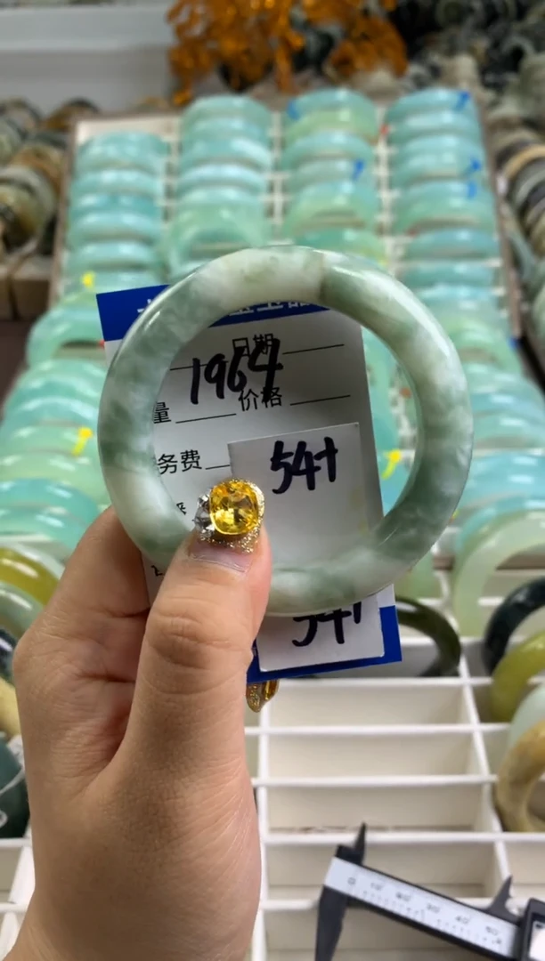 【闪购商品】蛇纹石玉手镯未镶嵌1964