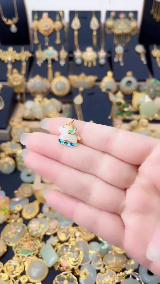 颈饰银S925镀金镶嵌和田玉珐琅祥云马吊坠