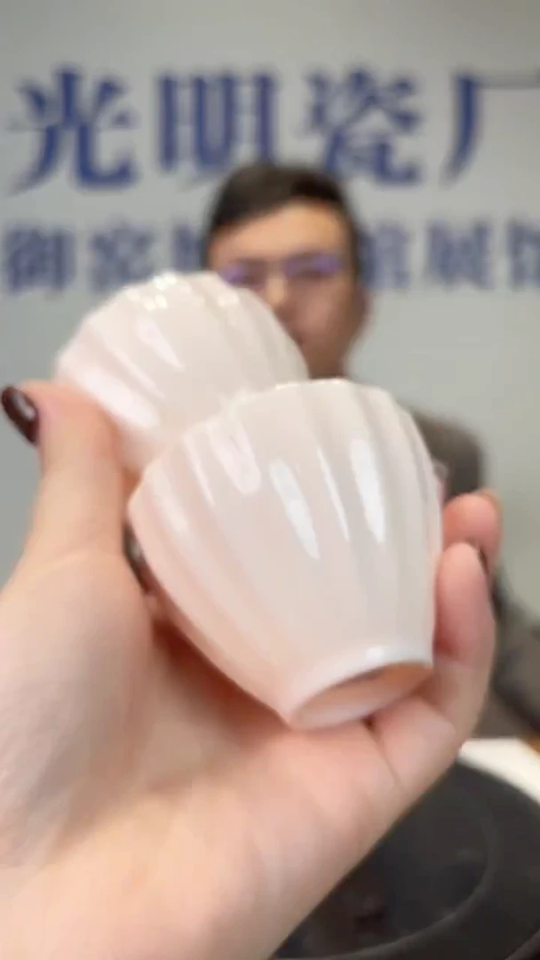 D03景德镇红稀稀花口杯两只