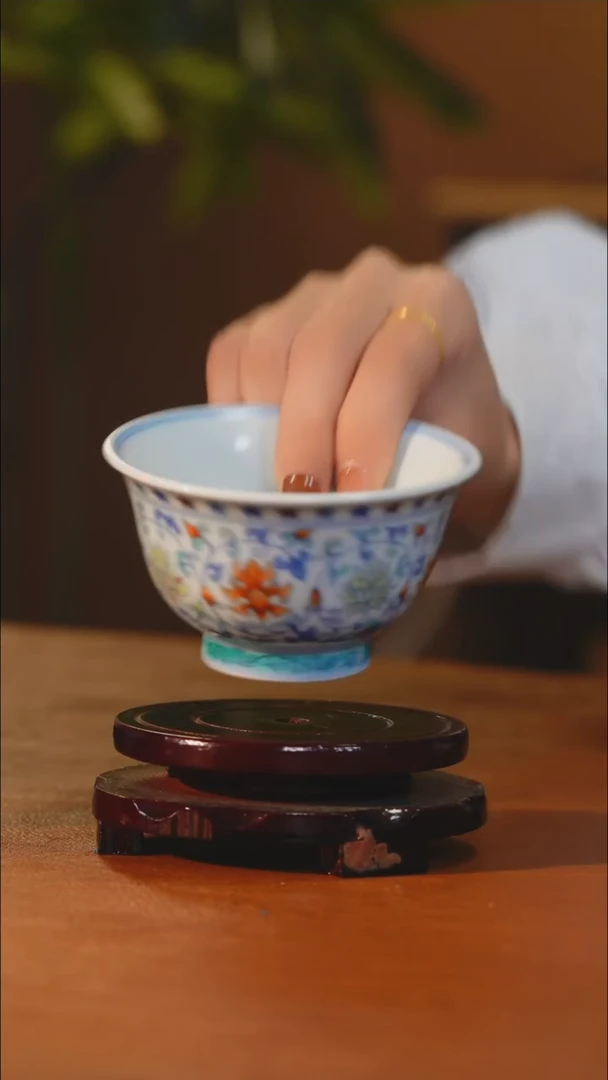 斗彩缠枝莲压手杯