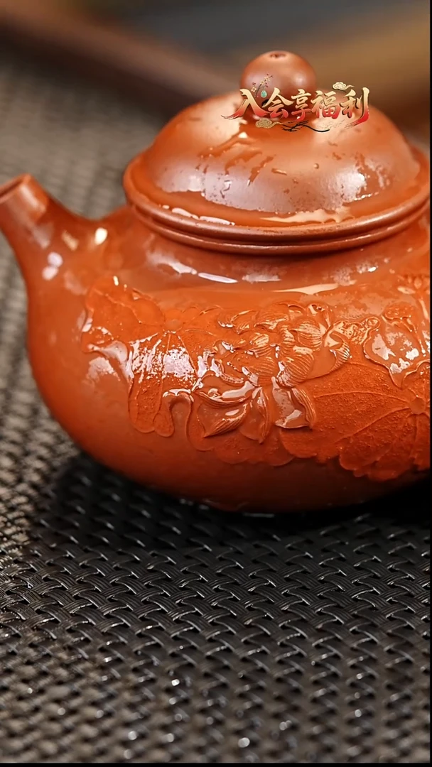 茶壶紫砂容天，红皮龙。本色堆绘荷花，210毫升左右