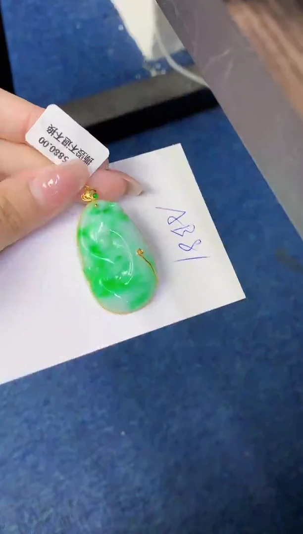 翡翠18K金镶嵌颈饰缅甸天然翡翠A货