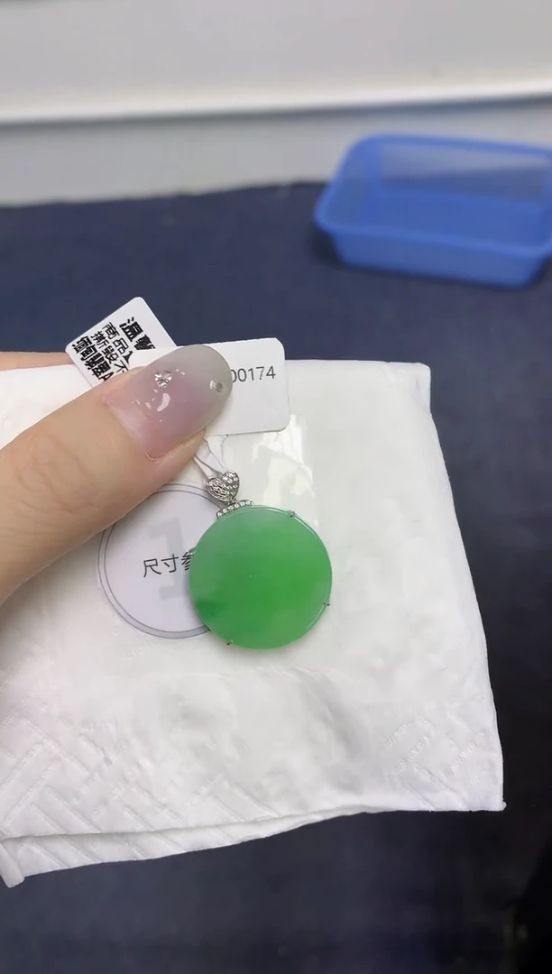 颈饰18K金镶嵌翡翠天然缅甸翡翠A货多样性发一件