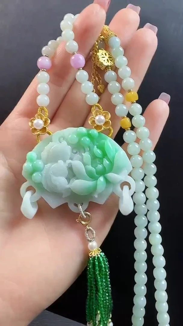 颈饰未镶嵌翡翠鱼戏莲花·