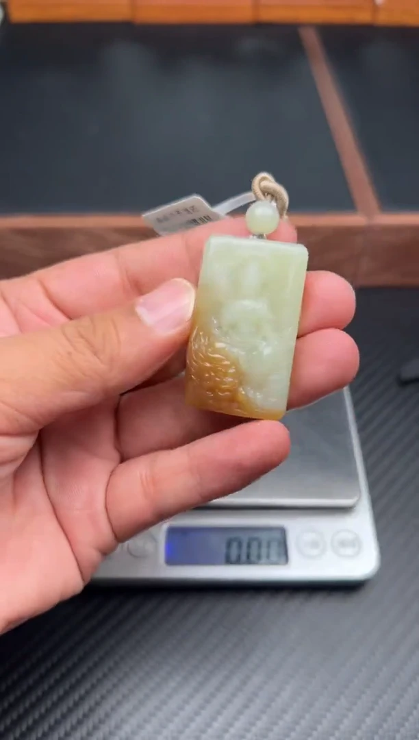 吊坠(赠链)未镶嵌和田玉若羌微色差