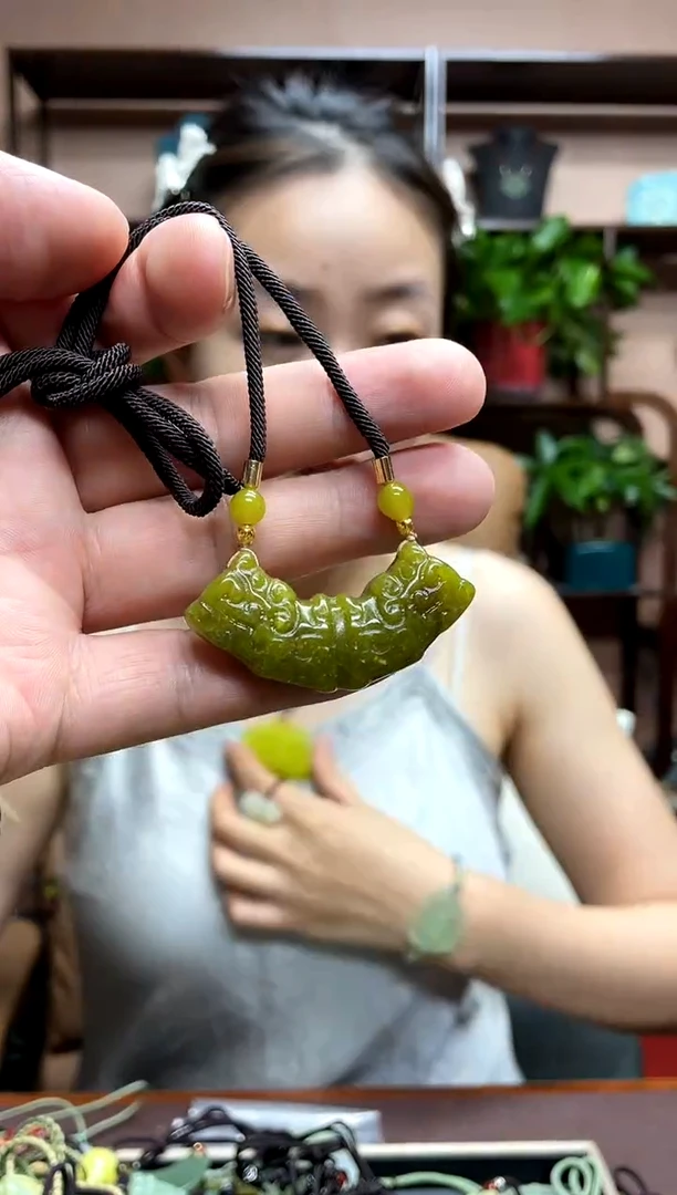 岫玉未镶嵌颈饰·1