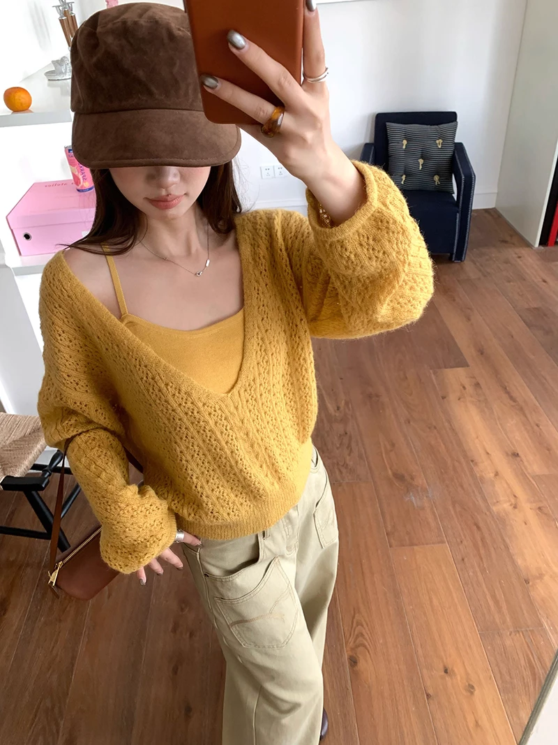 首尔假期~v领长毛马海镂空上衣女秋绞花针织罩衫/吊带两件套