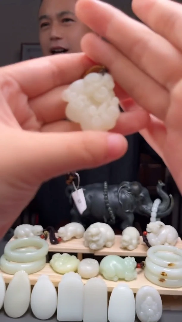 颈饰未镶嵌和田玉吊坠