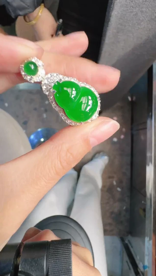 未镶嵌定制翡翠A货有轻微色差属于正常现象，葫芦1