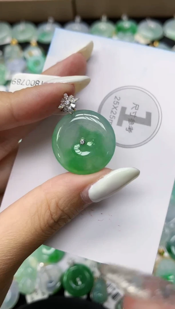 颈饰18K金镶嵌翡翠 11111111111