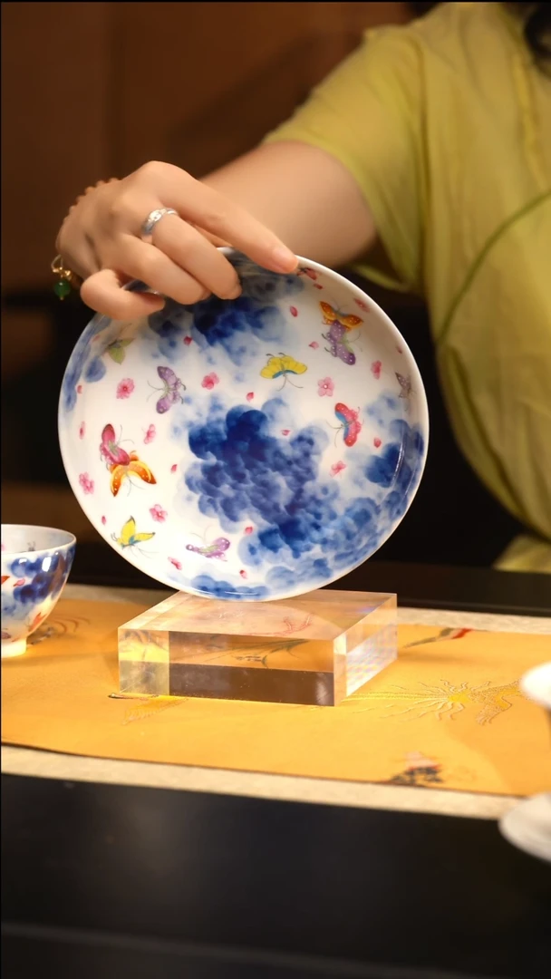 L红丰窑斗彩蝴蝶壶承L红丰窑斗彩蝴蝶壶承