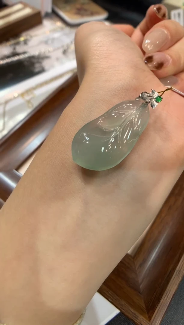 颈饰18K金镶嵌翡翠叶子