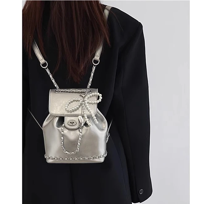 超火银色双肩包包女2025新款夏季高级感小众时尚百搭链条单肩背包