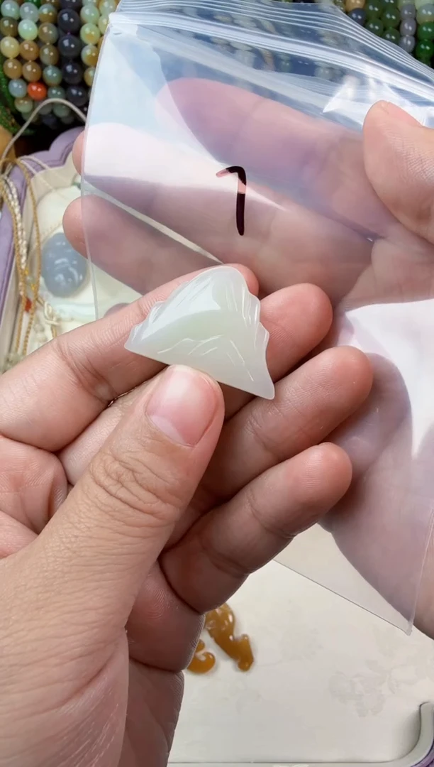 颈饰未镶嵌和田玉山吊坠