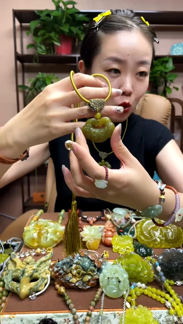 未镶嵌岫玉颈饰多样性发货发其中之一