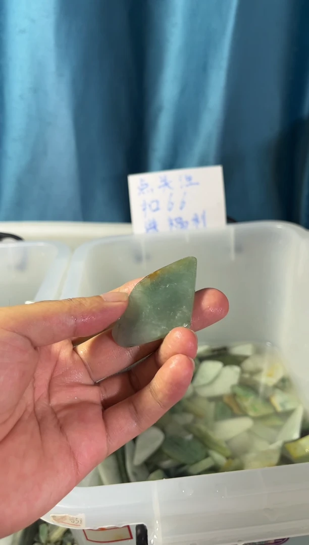 翡翠挂件未镶嵌翡翠