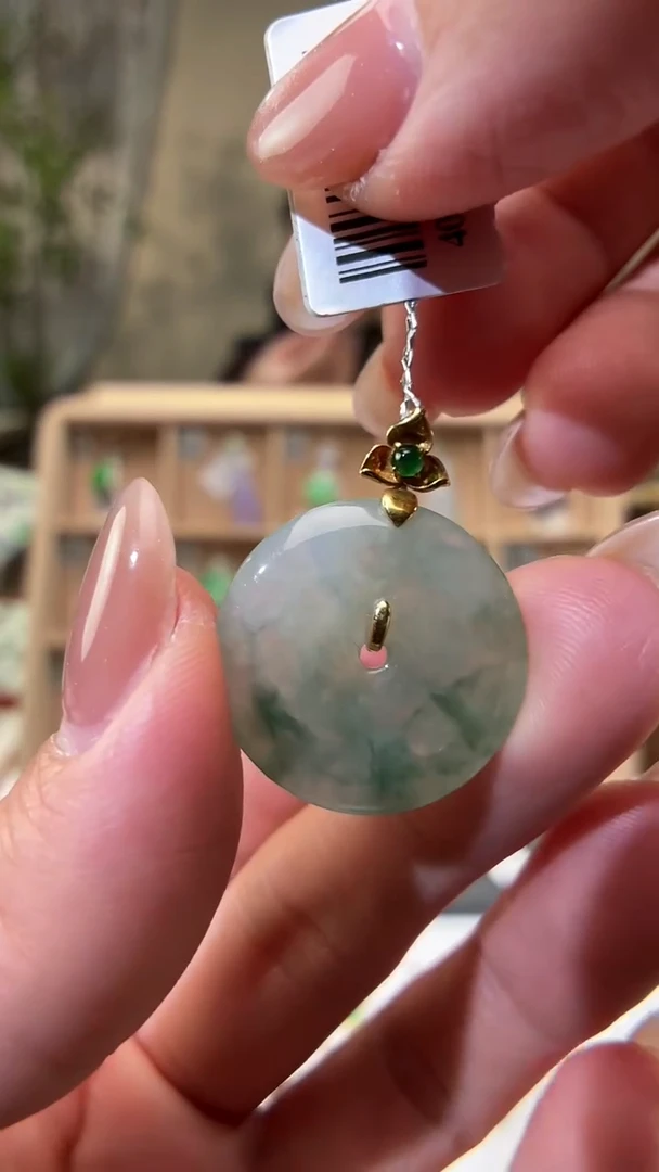 颈饰18K金镶嵌翡翠平安扣