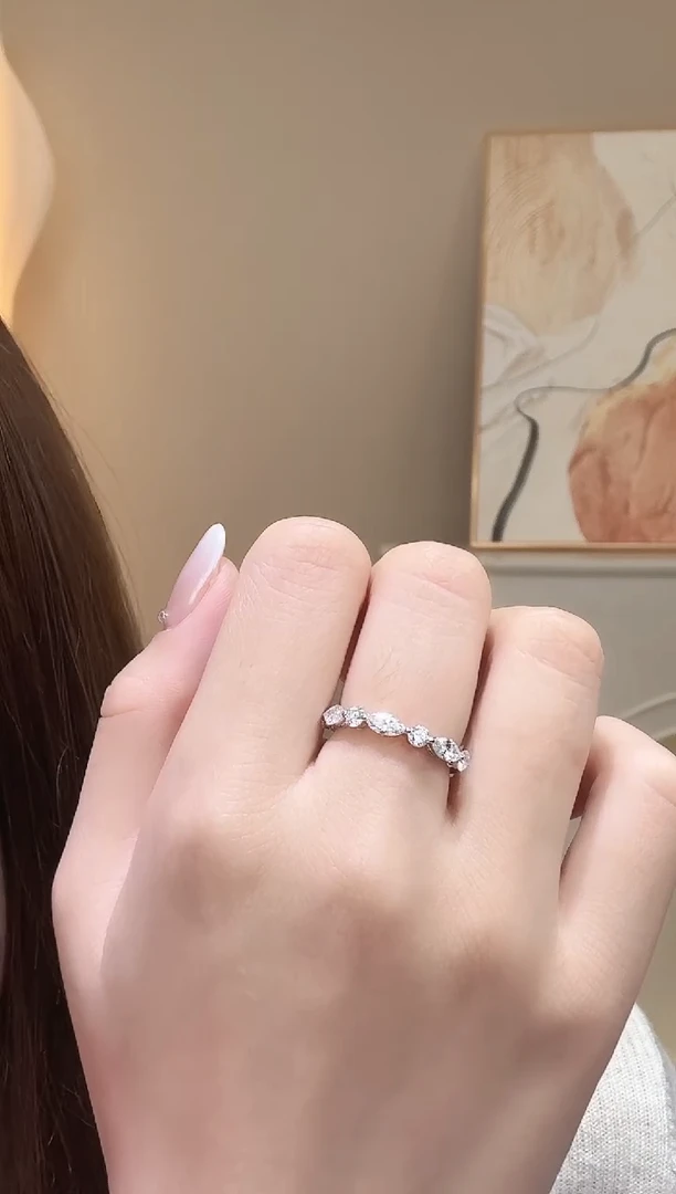 18K金镶嵌实验室培育钻石马眼圆钻戒指k白