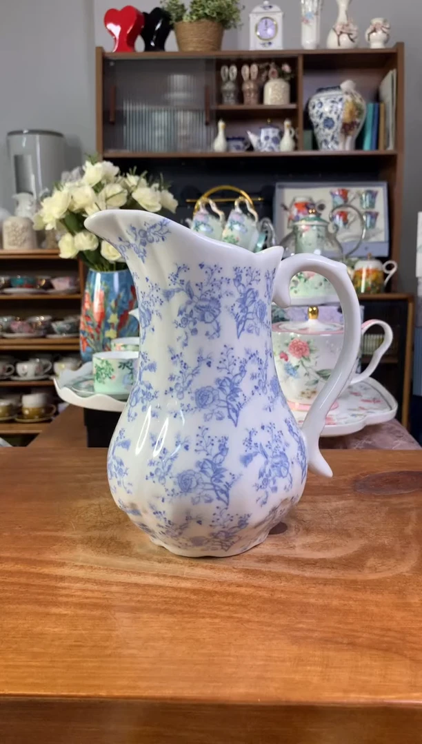 陶瓷青花藤蔓花瓶一个