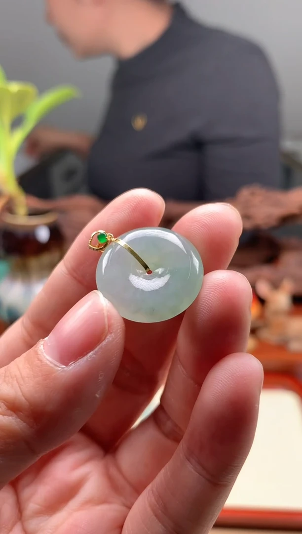 翡翠18K金镶嵌颈饰平安扣