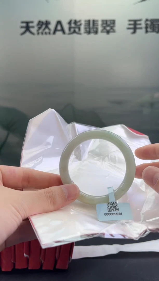 翡翠手镯未镶嵌翡翠手镯