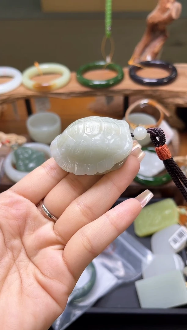 未镶嵌和田玉把件且末青白 富甲一方