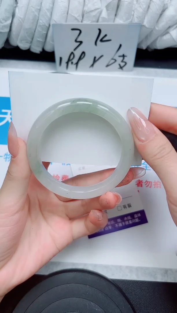 【闪购商品】石英质玉手镯未镶嵌35