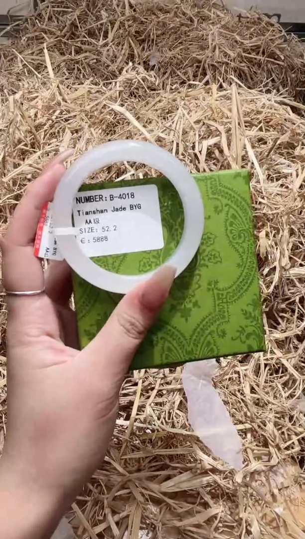 未镶嵌手镯石英质玉B4018;LV