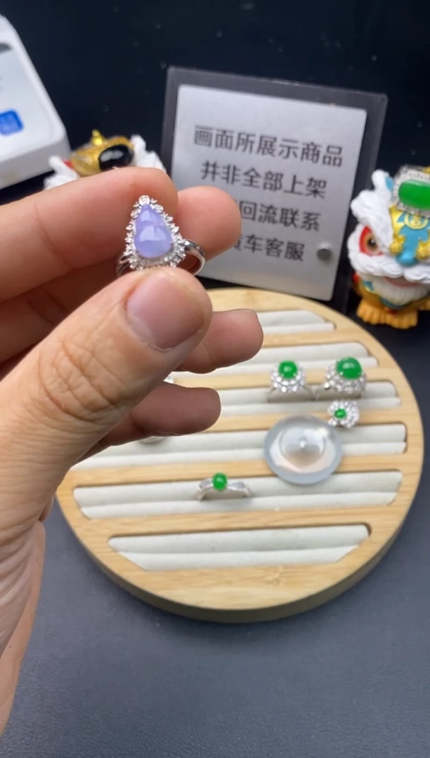 18K金镶嵌戒指翡翠寄售不退换