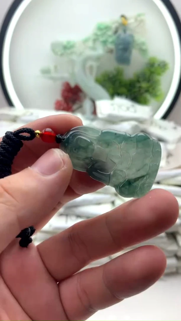 翡翠未镶嵌颈饰小观音