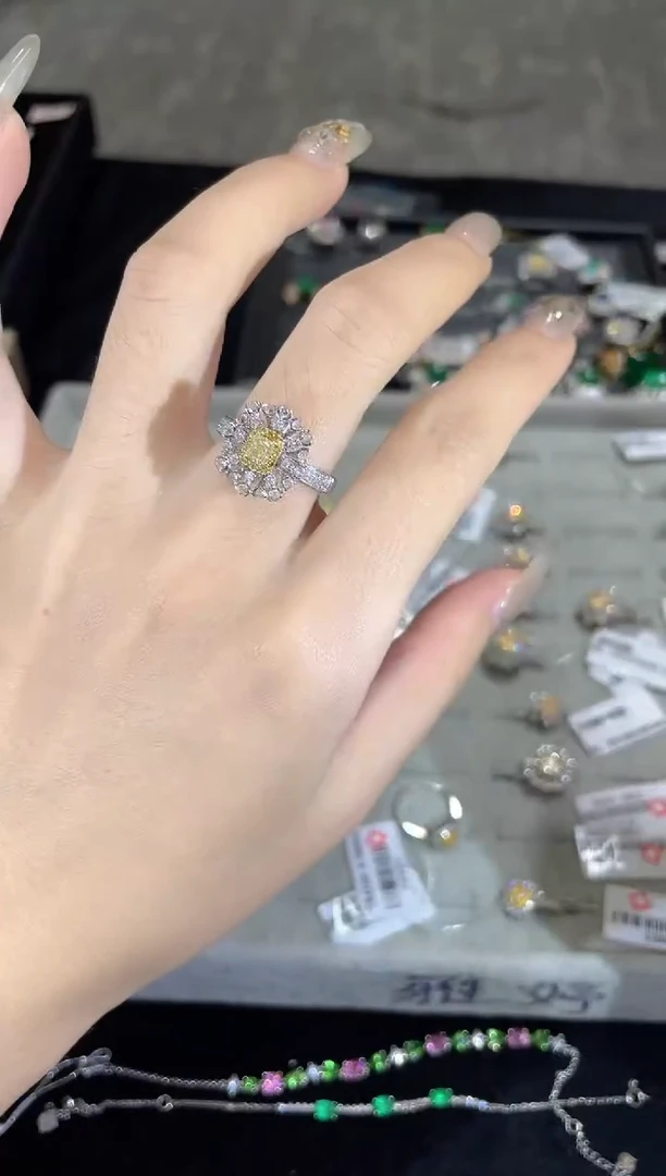 18K金镶嵌戒指钻石戒指